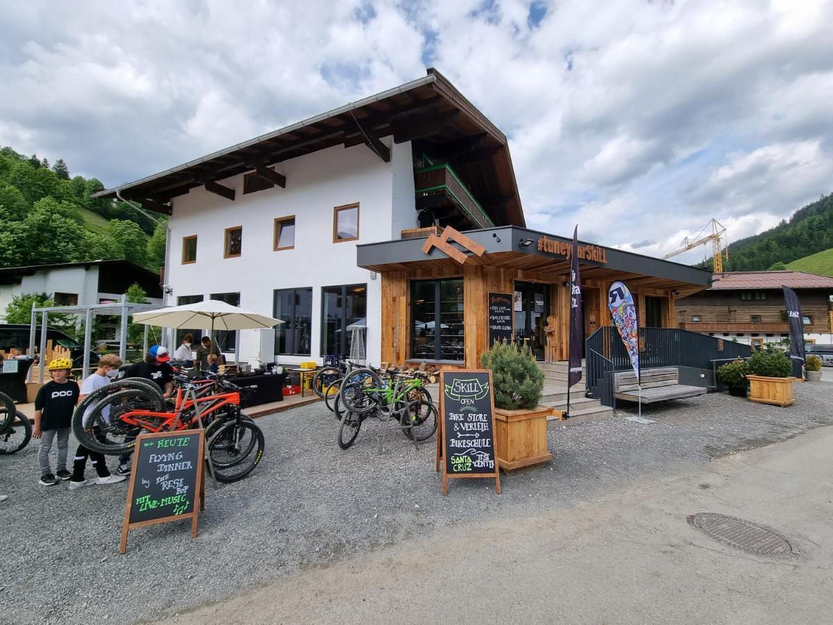 Skill Mountain Lodge - Ski Und Bike Hostel Im Sommer Mit Joker Card Saalbach-Hinterglemm Esterno foto